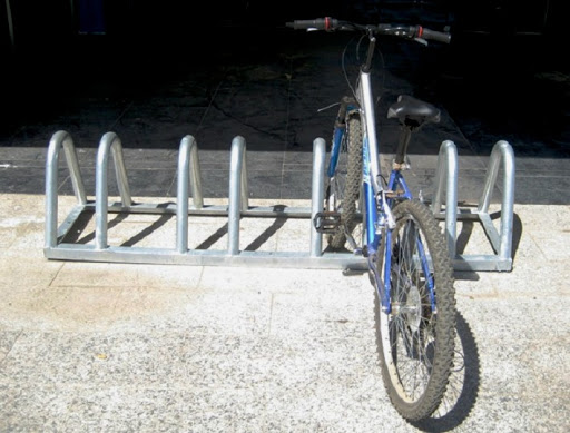 Instalación de horquillas para el estacionamiento de bicicletas en una Comunidad de Propietarios.